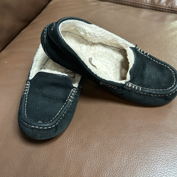 Used black UGG slippers, size 6 - Picture 3 of 8